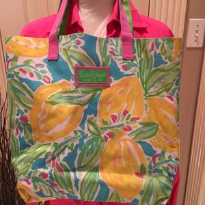 Lilly Pulitzer Bags - New Lily Pulitzer for Estée Lauder tote bag Lilly Pulitzer Bags - New Lily Pulitzer for Estée Lauder tote bag